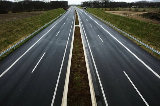 Neue vierspurige Autobahn