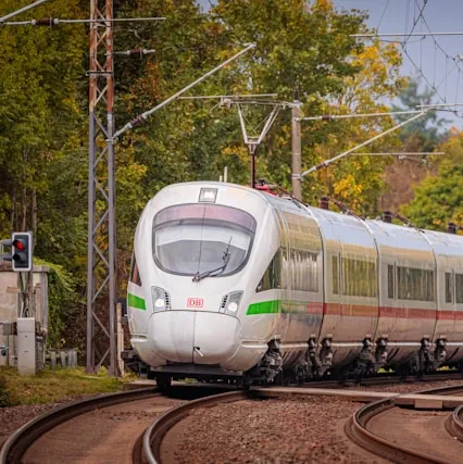 Der einfahrende ICE-Zug im Bahnhof