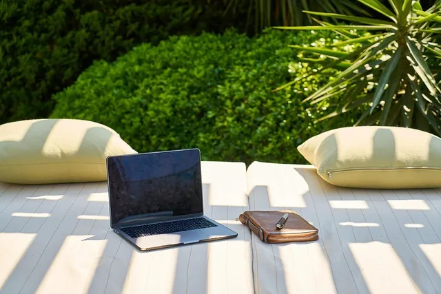 Neue Reiseverhalten: Laptop auf einem Liegestuhl in einem Hotel, der die Generation der Millennials symbolisiert