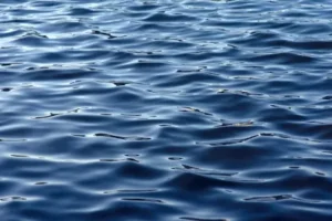 Kleine Wellen auf der Meeresoberfläche