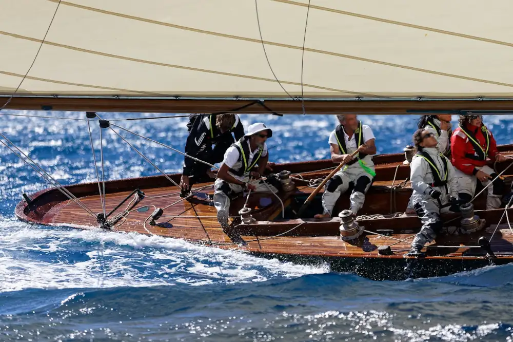 Fünf Crewmitglieder und ihr Skipper machen eine Regatta mit einem klassischen Segelboot