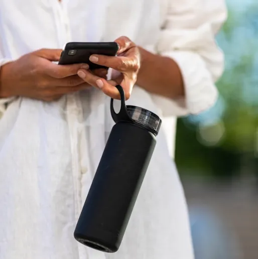 Eine Touristin trägt eine wiederverwendbare Trinkflasche