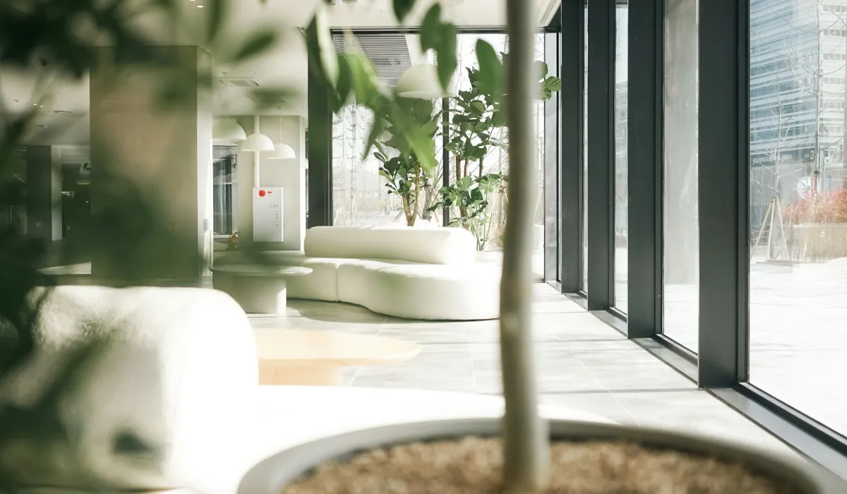 Standardfoto für GreenKeyers, das eine moderne, mit Pflanzen geschmückte Empfangshalle zeigt