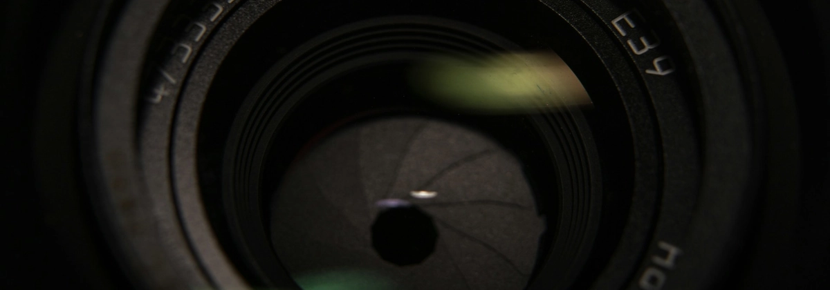 Künstlerische Darstellung einer Objektivlinse