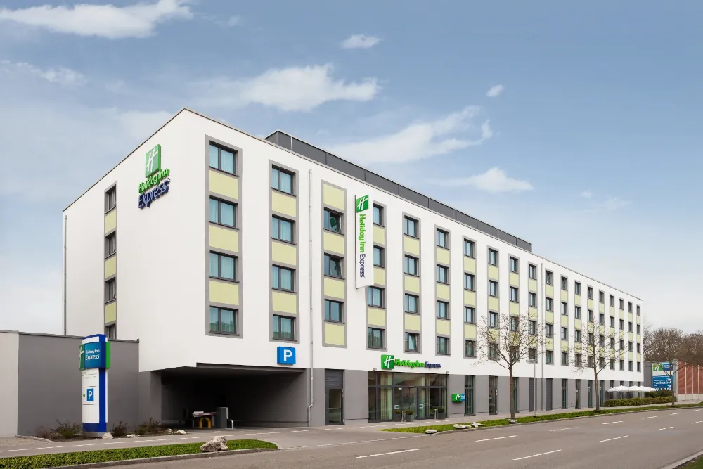 Außenansicht des Holiday Inn Express Augsburg