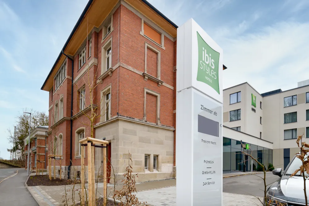 Hoteleingang - ibis Styles Coburg