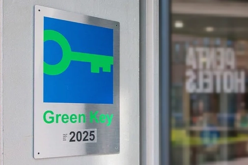 Green Key-Schild am Eingang einer zertifizierten Einrichtung