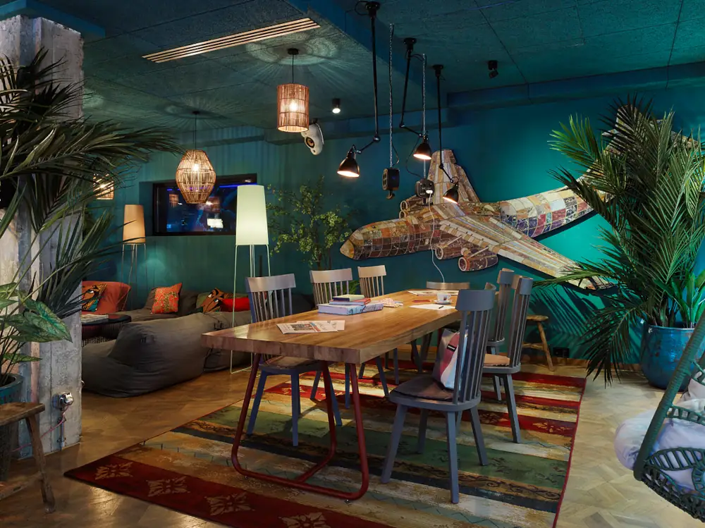 Die Lobby des 25hours Hotel The Trip: arbeiten, entspannen, treffen, verweilen.