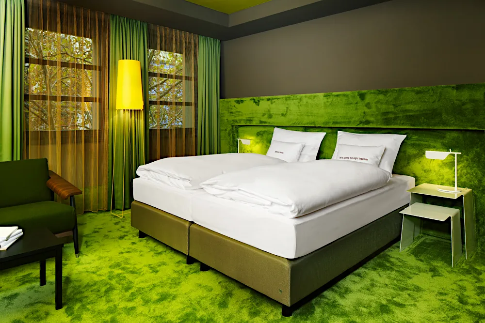 Das bunteste Hotel der Stadt: Zimmer der Kategorie L East / L Ost.