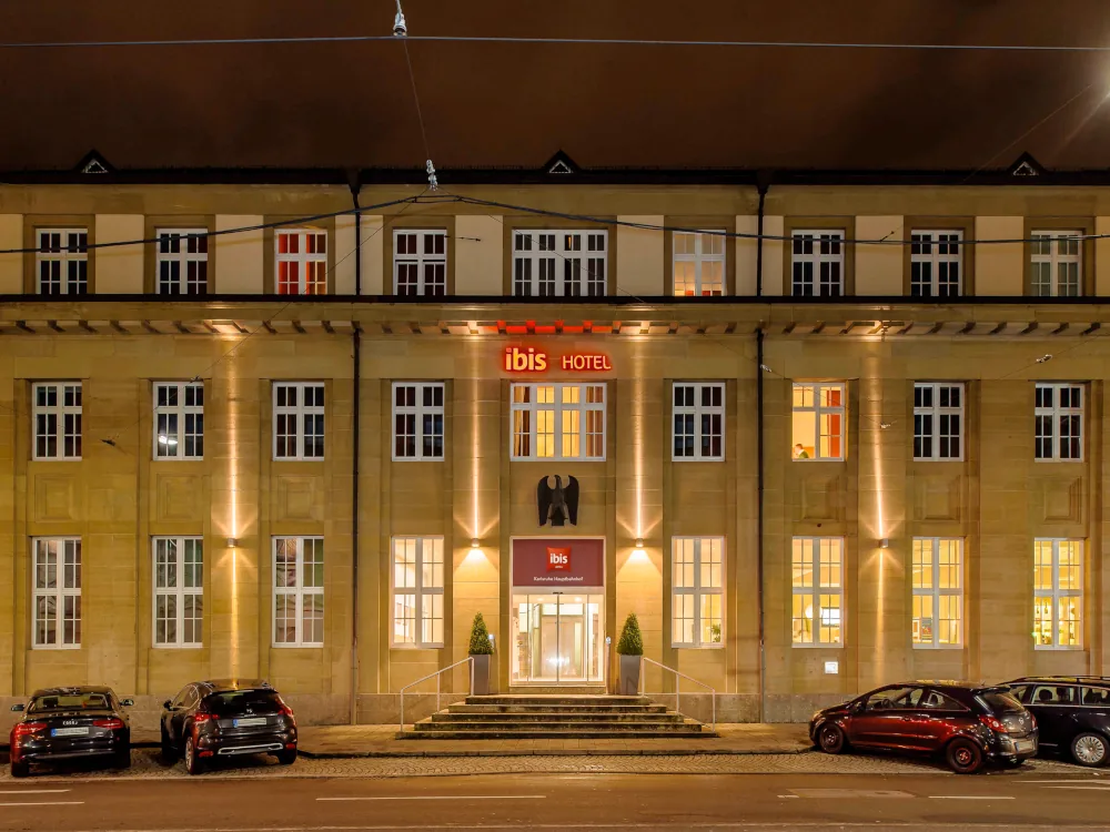Außenansicht des Hotels ibis Karlsruhe Hauptbahnhof