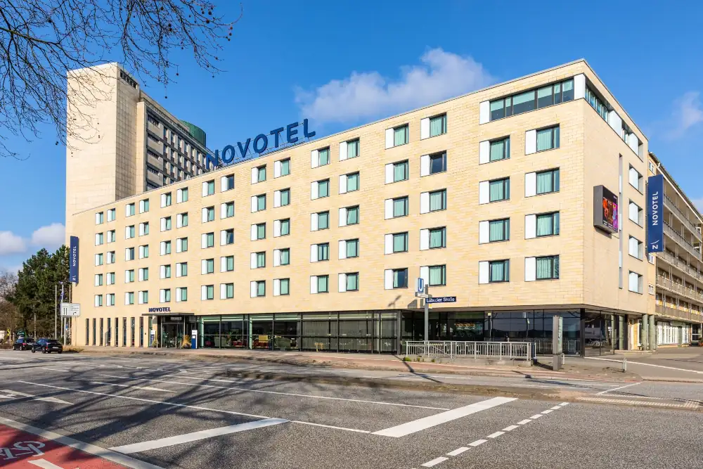 Außenansicht des Novotel Hamburg City Alster