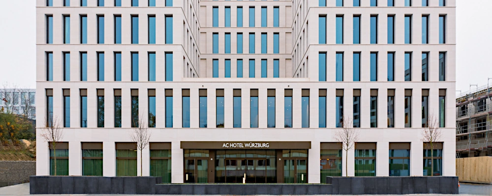 Hoteleingang des AC Hotel Würzburg