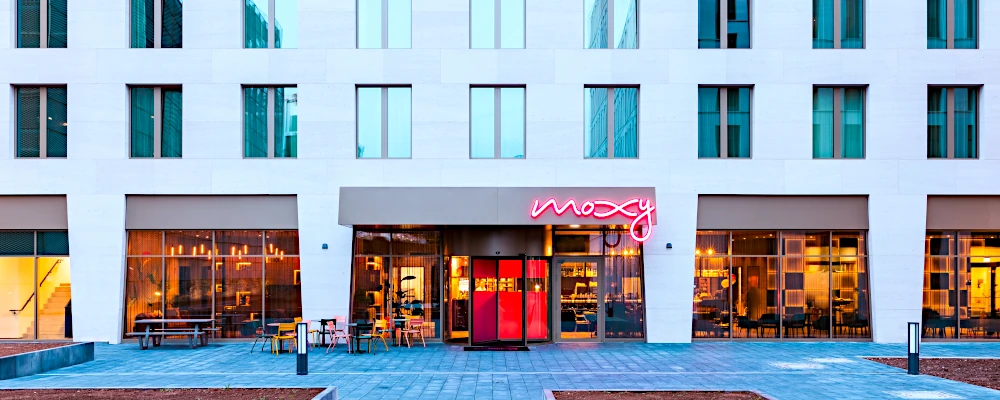 Eingang des Moxy Würzburg
