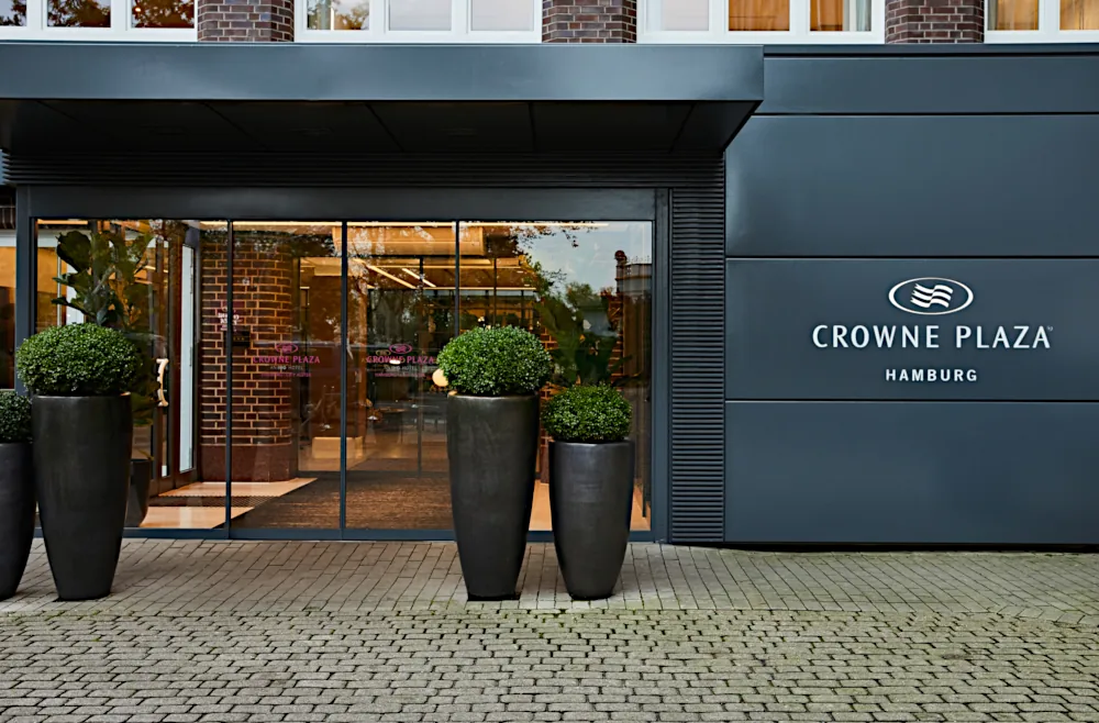 Eingang des Crowne Plaza Hamburg City Alster