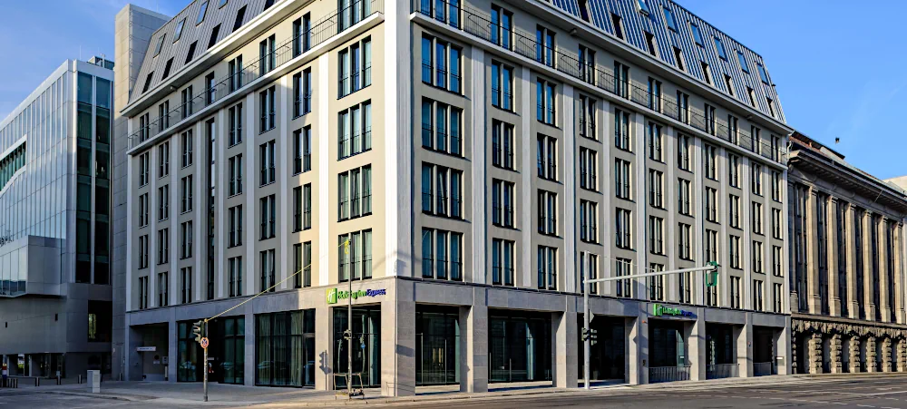 Außenansicht des Holiday Inn Express Berlin Alexanderplatz