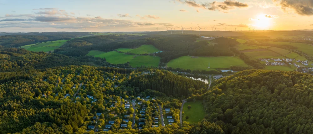 Luftaufnahme des Ferienparks Landal Wirfttal