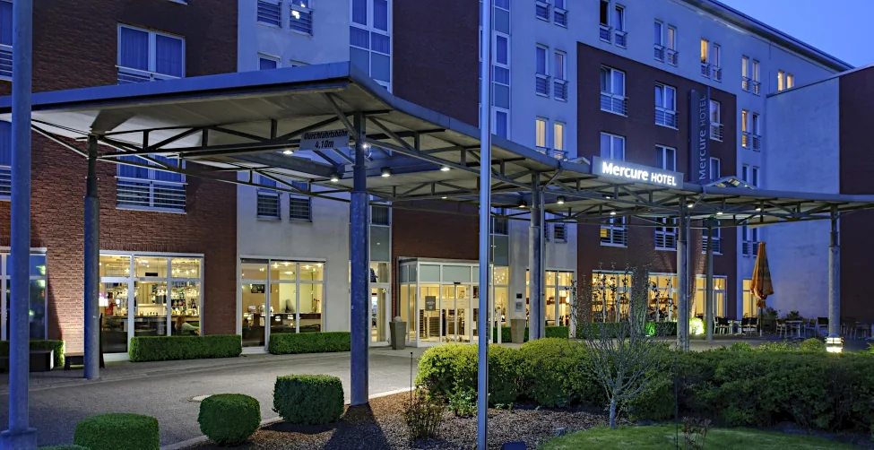 Außenansicht des Mercure Hotels kamen Unna bei Nacht