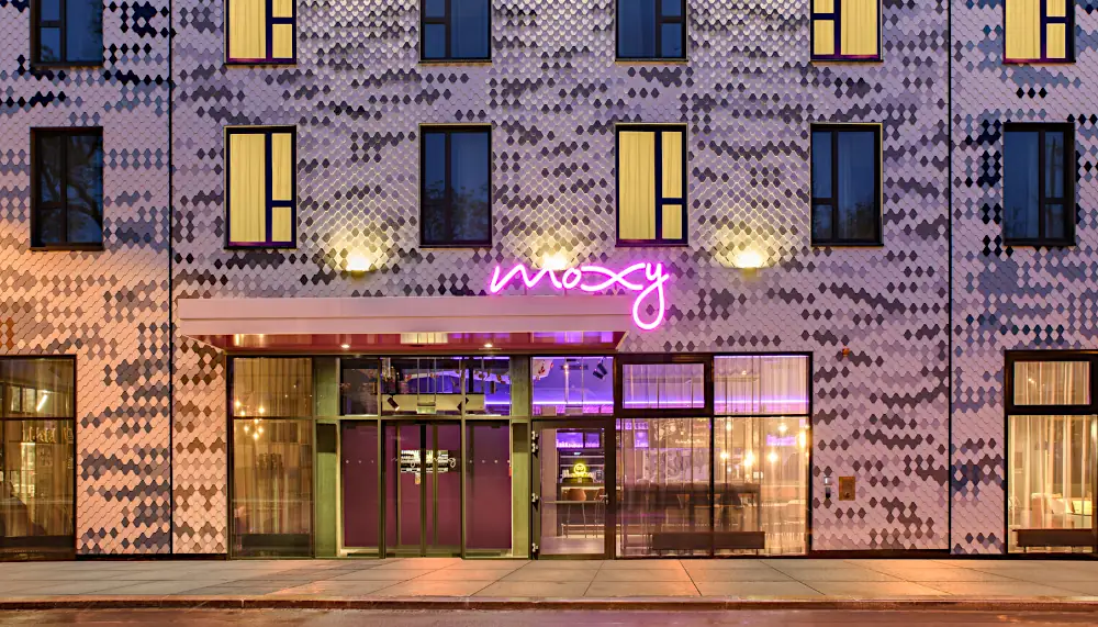 Eingang des Hotels Moxy Dresden Neustadt