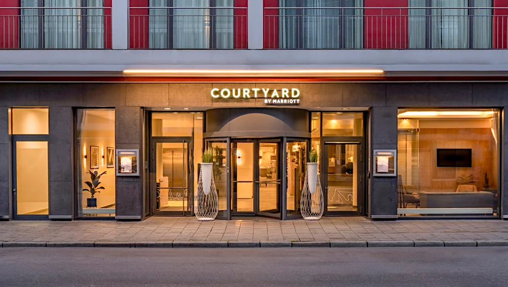 Außenansicht des Eingangs zum Courtyard by Marriott Munich City Center