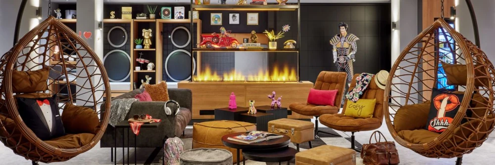 Lobby mit Kamin im Moxy Bochum