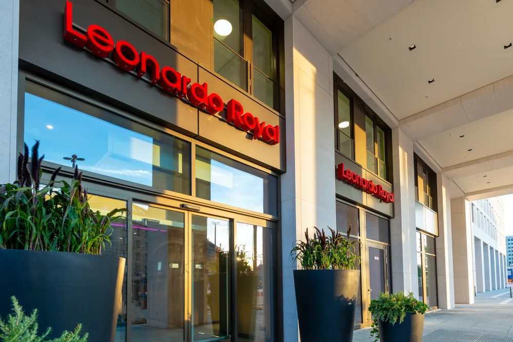 Eingang zum Leonardo Royal Hotel Nürnberg