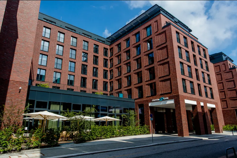 Außenansicht des Motel One Hamburg-Fleetinsel