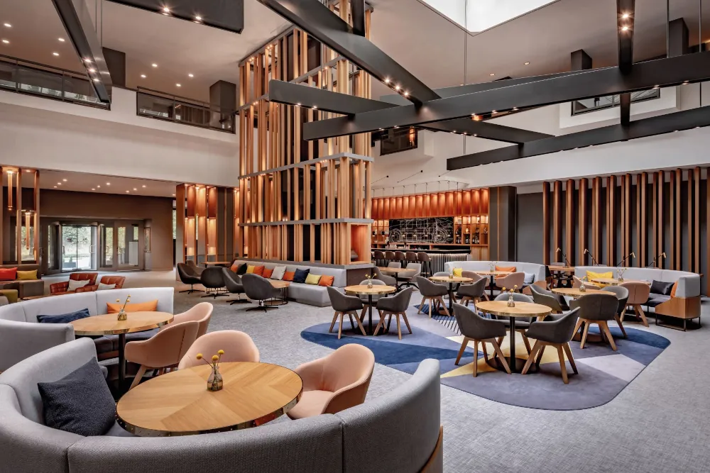 Lobby und Bar & Restaurant The Local - Stuttgart Marriott Hotel Sindelfingen