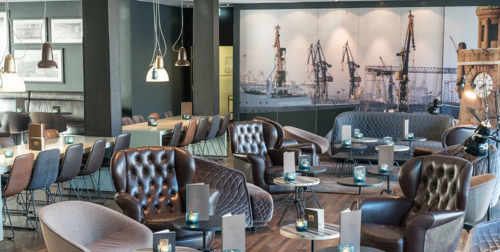 Lobby des Motel One Hamburg Altona