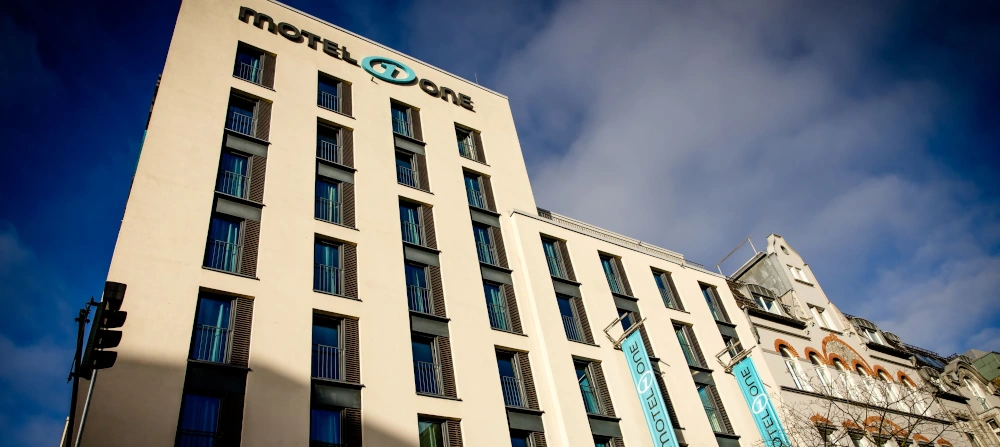 Außenansicht des Motel One Düsseldorf-Hauptbahnhof