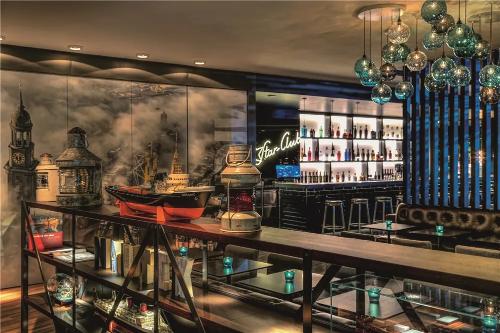 Lounge und Bar des Motel One Hamburg am Michel