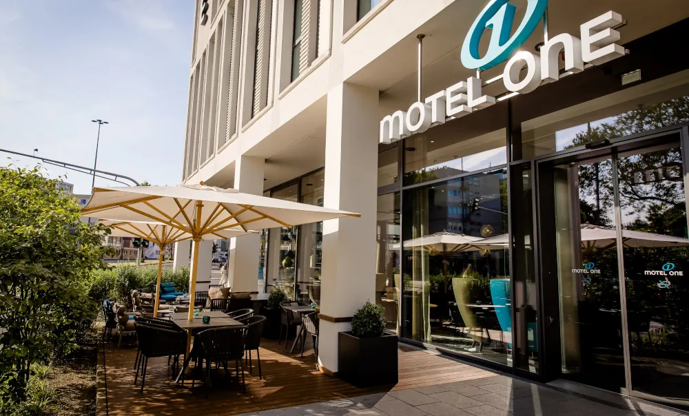 Outdoor Lounge im Motel One Köln-Altstadt