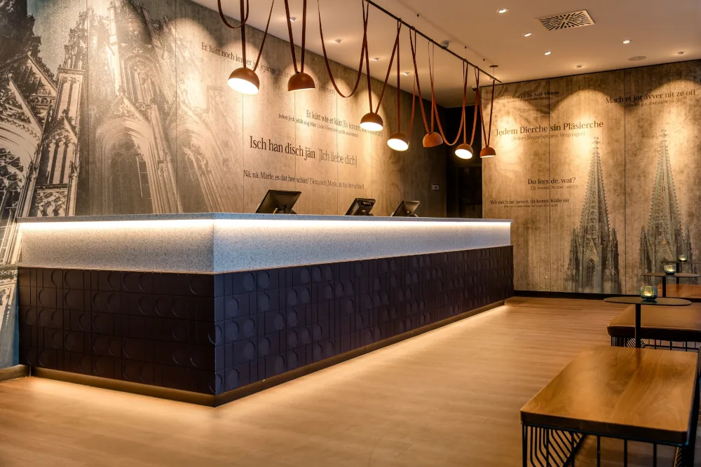 Rezeption des Motel One Köln Mediapark