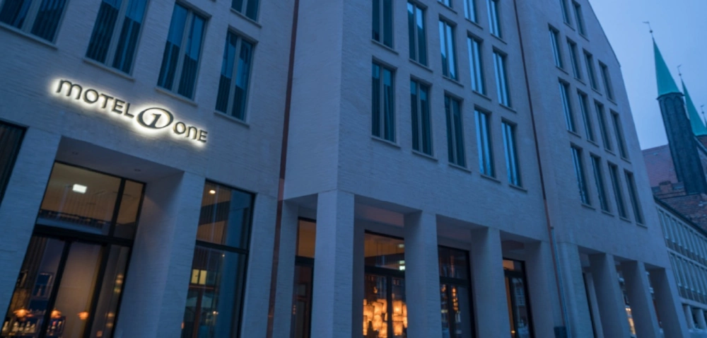 Außenansicht des Motel One Lübeck