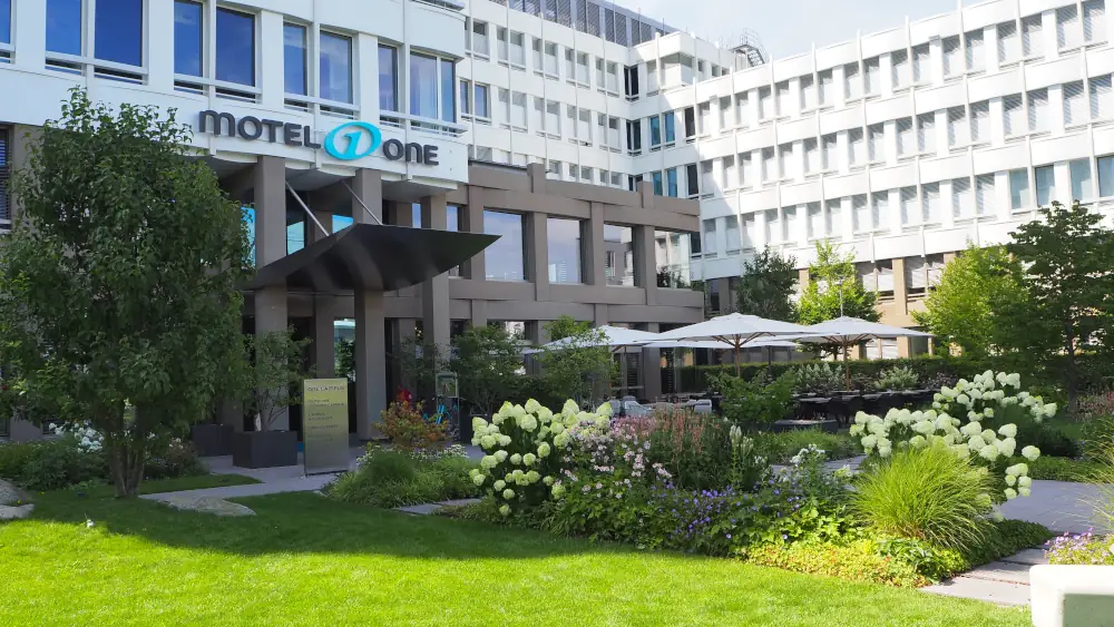 Eingang und Garten des Motel One München Campus