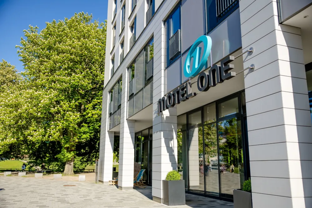 Außenansicht des Hotels Motel One Rostock