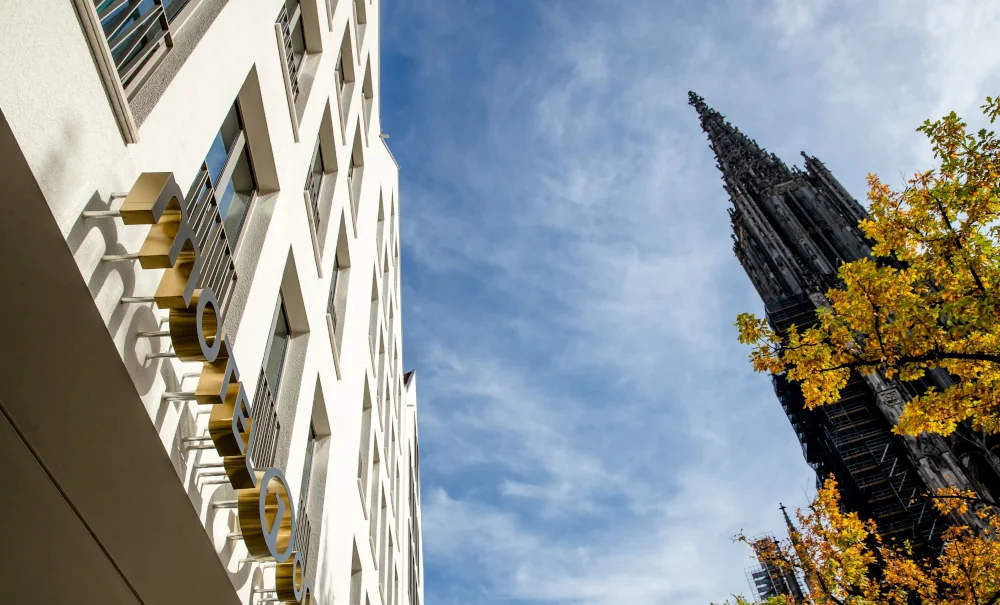 Außenansicht des Motel One Ulm mit Blick auf den Ulmer Münster