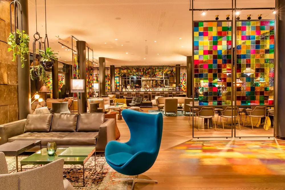 Lounge des Motel One Köln-Neumarkt