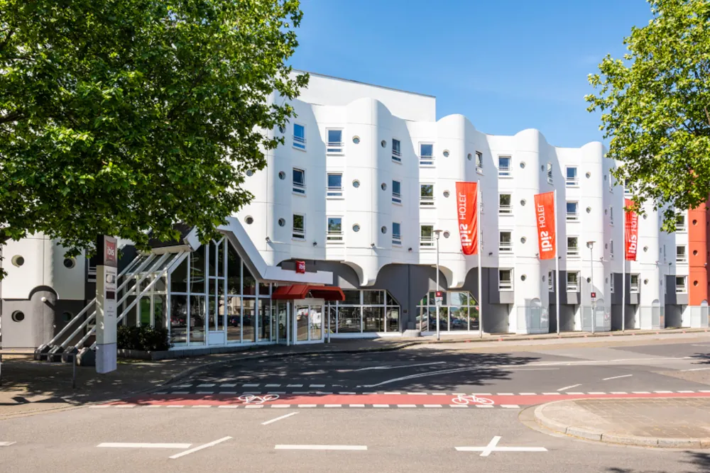 Außenansicht des ibis Heidelberg Hauptbahnhof