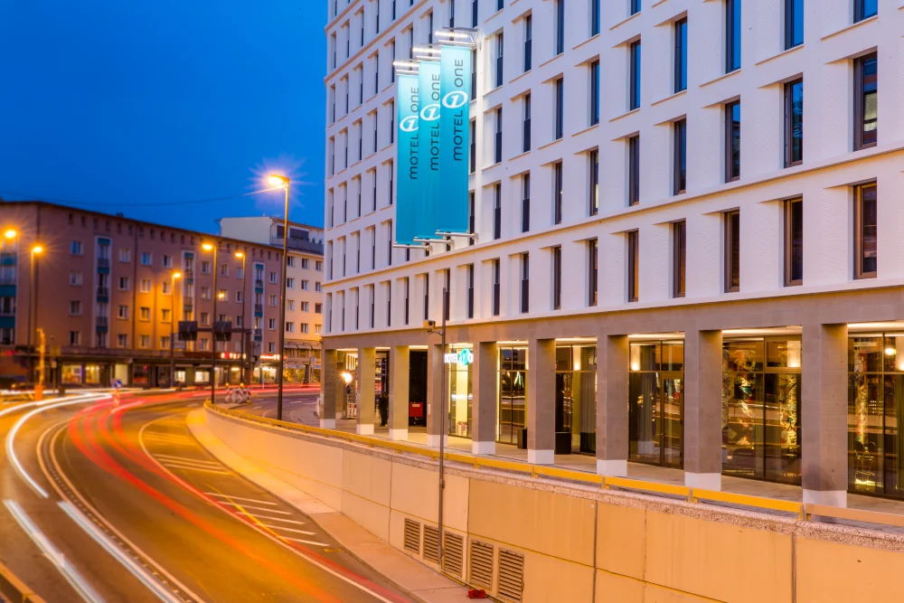 Außenansicht des Motel One Frankfurt-Römer