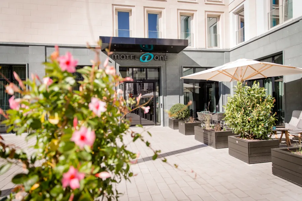Außenansicht des Motel One Freiburg
