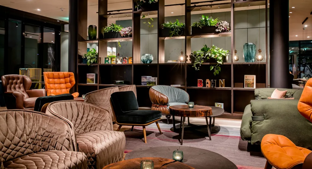 Lounge des Motel One Stuttgart-Hauptbahnhof