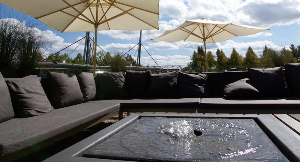 Outdoor-Lounge des Motel One München-Garching