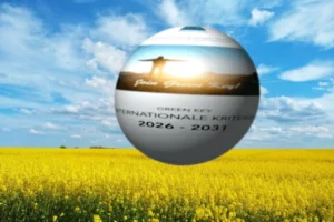 Darstellung der neuen Kriterien für den Zeitraum 2026–2031 in Form eines Green-Key-Planeten über einem Blumenfeld