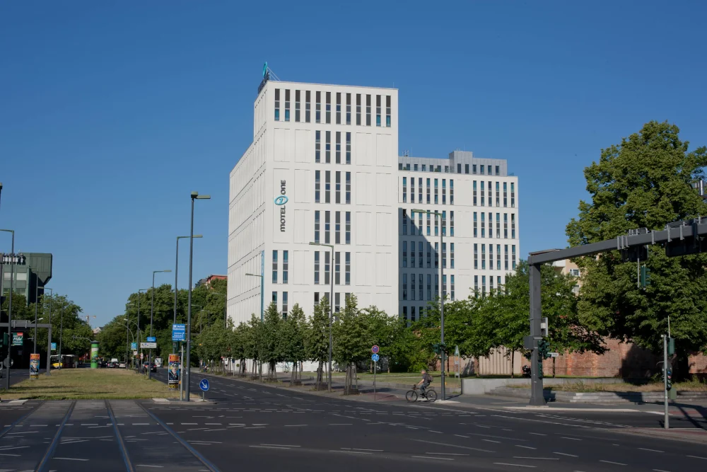 Außenansicht des Motel One Berlin-Hauptbahnhof