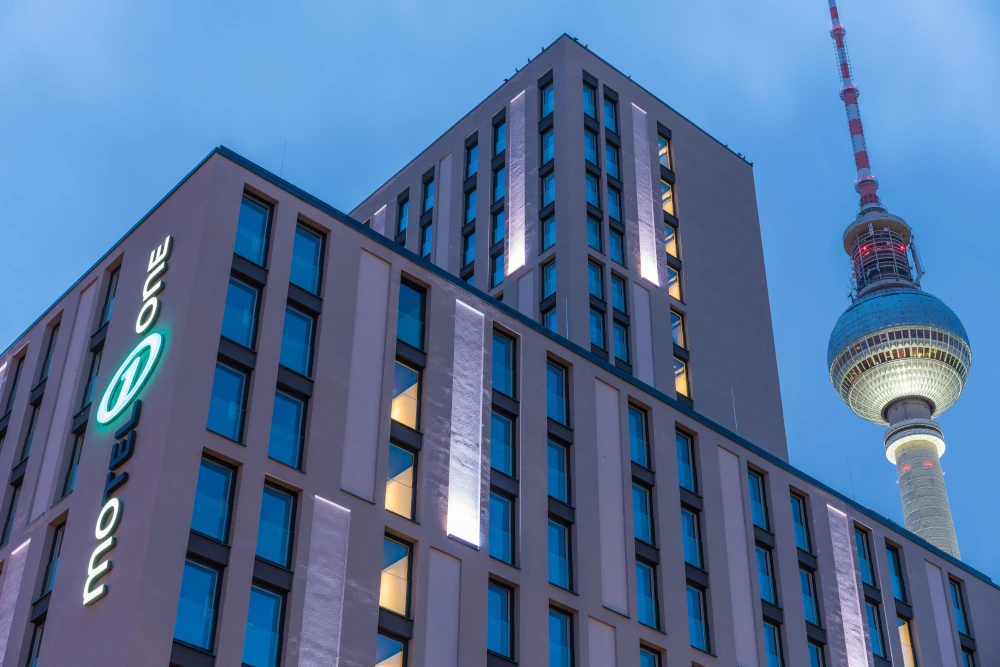 Außenansicht des Motel One Berlin-Alexanderplatz
