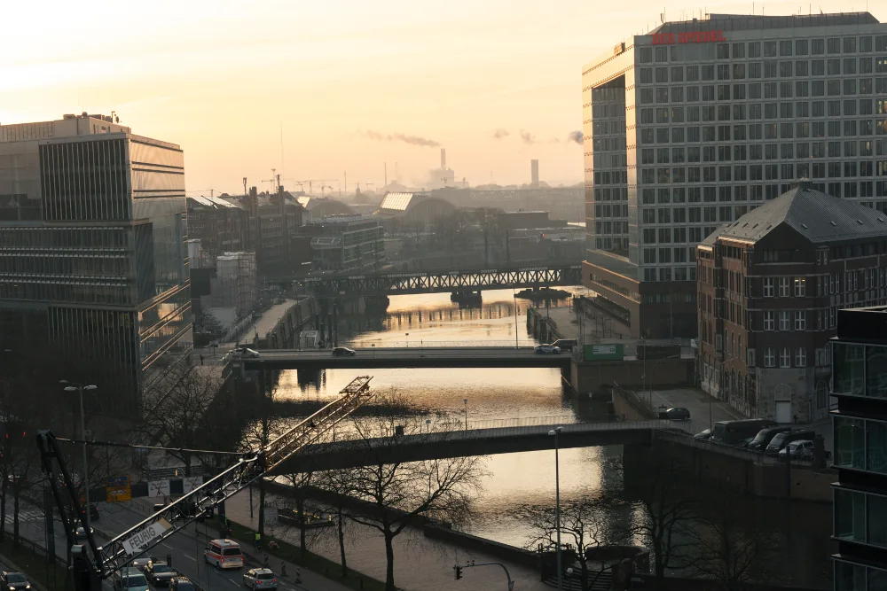 Das Flair von Hamburg von der Dachterrasse des Hotels The Cloud One Hamburg-Kontorhaus aus