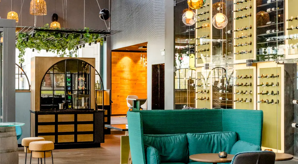 Lounge des Motel One Wiesbaden