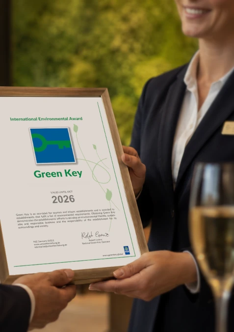 Verleihung des Green Key-Zertifikats an einen Hotelier